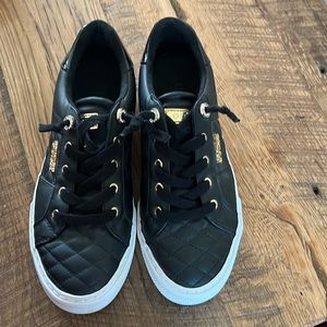EUC Guess Loven Low Top Sneaker